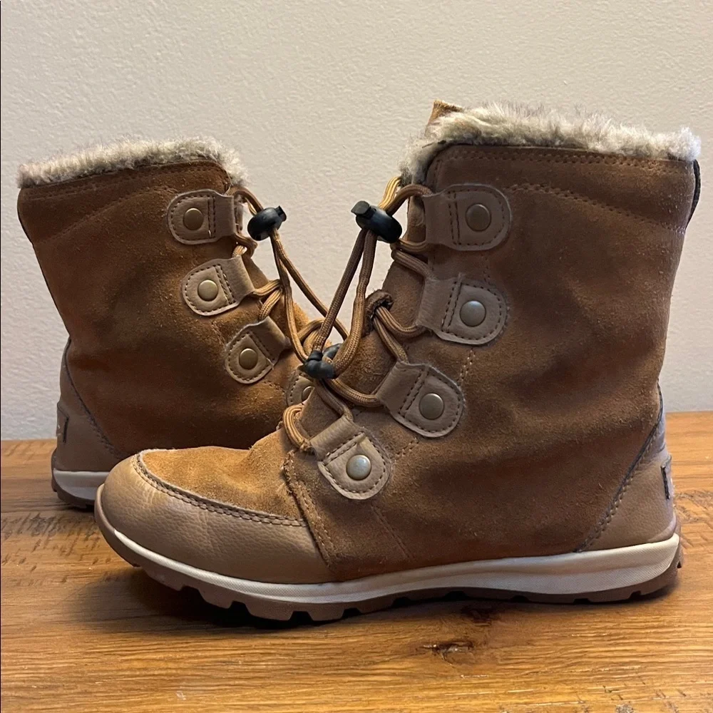Sorel Girls Tan WaterProof Winter Boots with Fur Trim Size 4  NWOT
